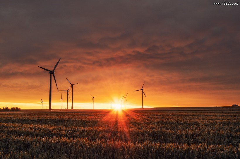 唯美黄昏里的风力发电机图片
