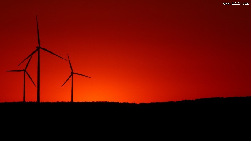 唯美黄昏里的风力发电机图片