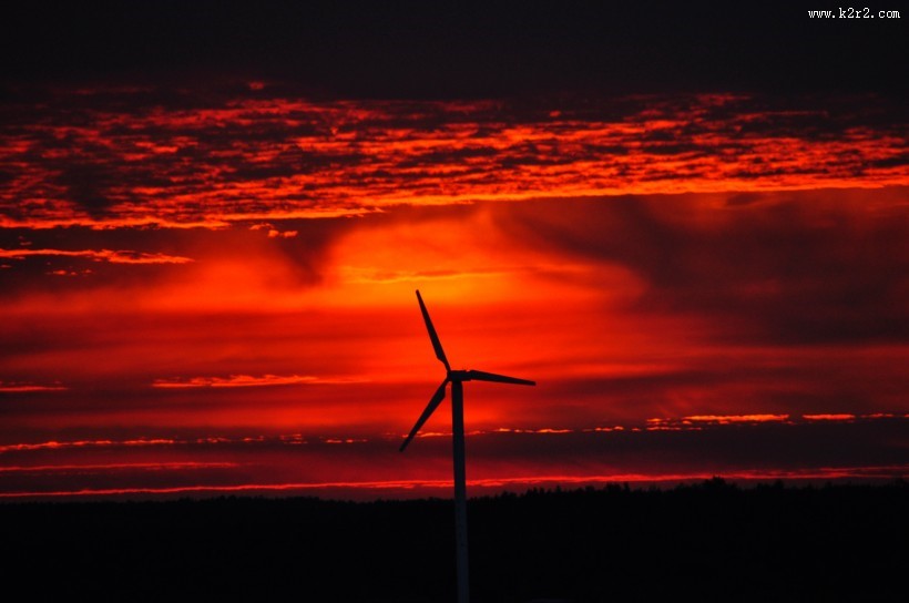 唯美黄昏里的风力发电机图片