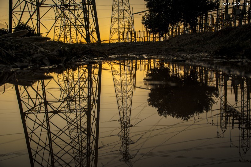 矗立的高压电线图片