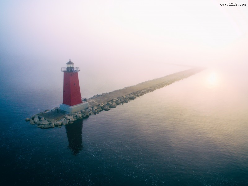 海岸耸立的灯塔图片