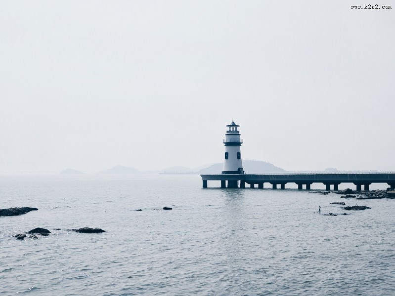 海岸耸立的灯塔图片