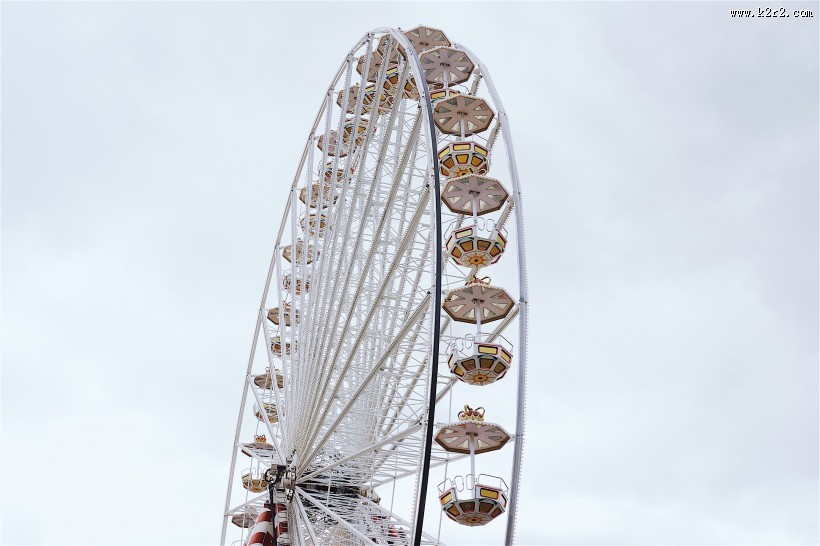 游乐园里的摩天轮图片