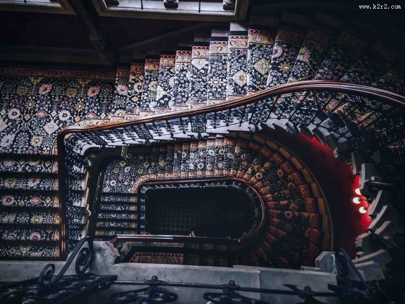 旋转向上的楼梯图片