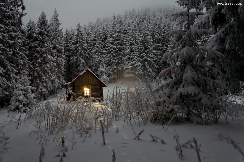 被雪覆盖的小屋图片
