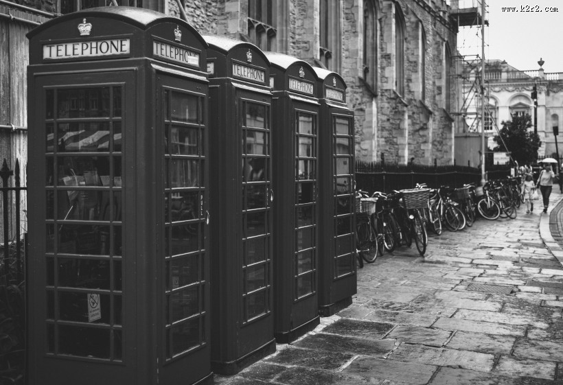 街上红色的电话亭图片大全