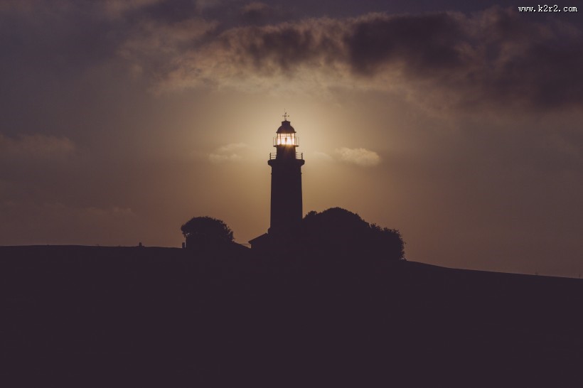照亮了的灯塔图片
