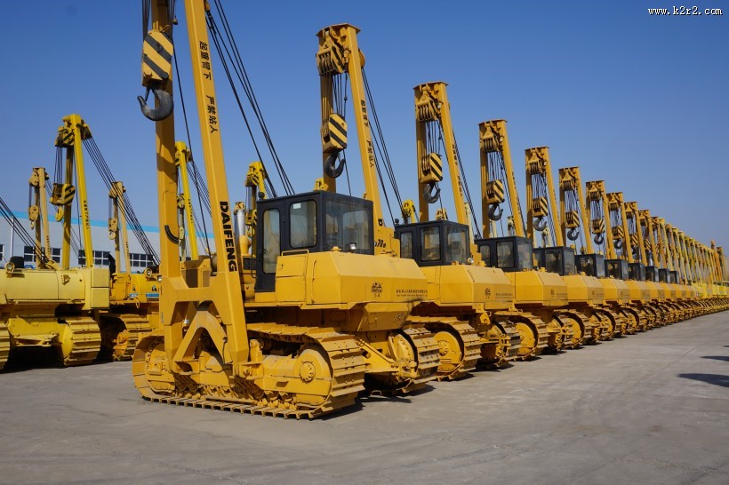 正在施工作业的挖掘机图片