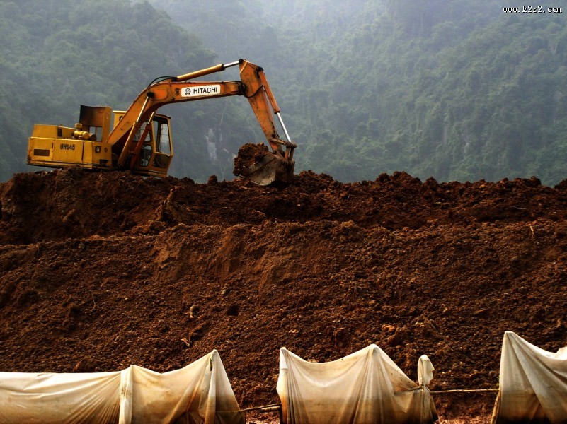 正在施工作业的挖掘机图片