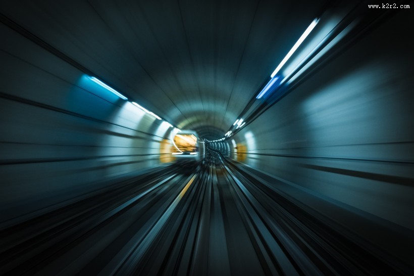 延伸的汽车隧道图片