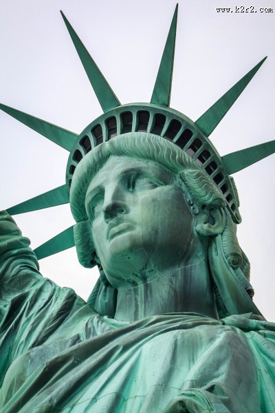 屹立的自由女神图片