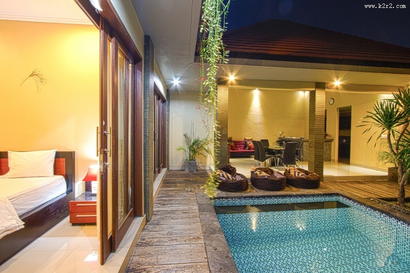 别墅里的游泳池图片