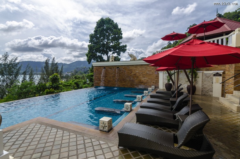 别墅里的游泳池图片