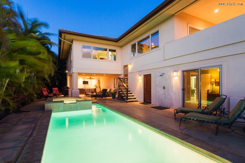 别墅里的游泳池图片