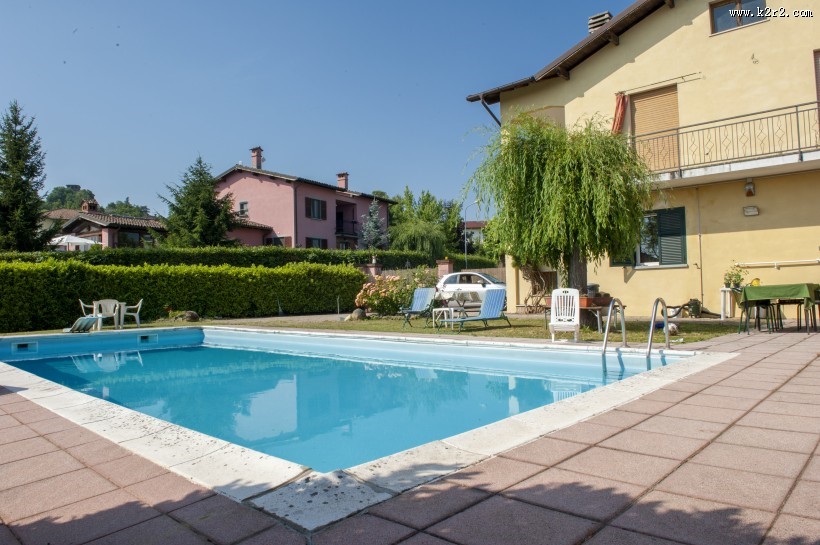 别墅里的游泳池图片