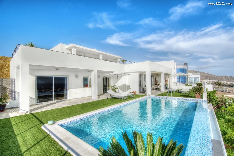 别墅里的游泳池图片