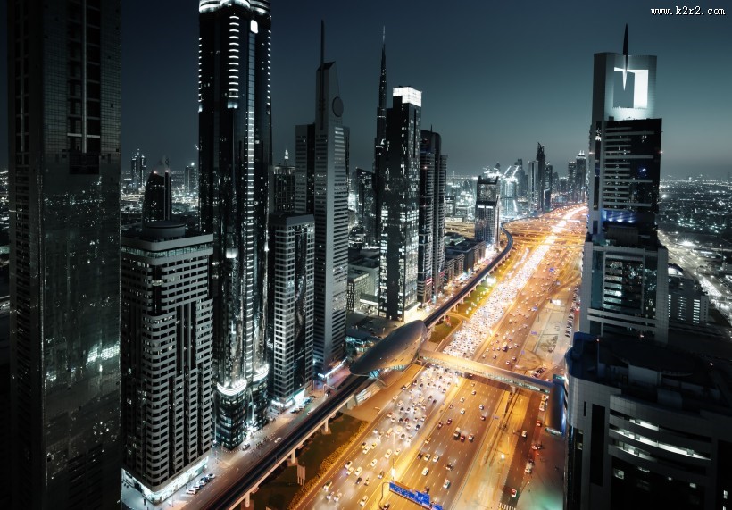 城市道路两旁建筑图片