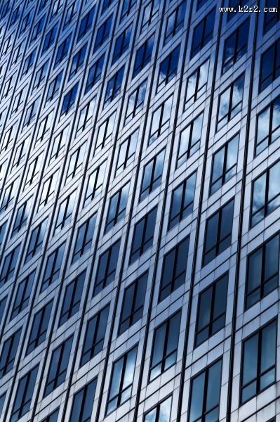 城市里高楼大厦的窗户图片