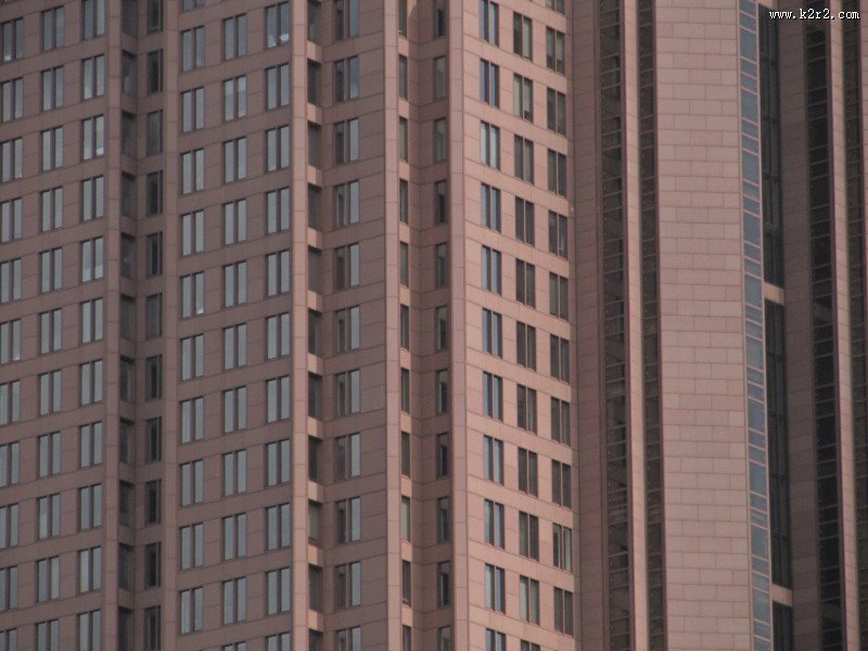 城市里高楼大厦的窗户图片