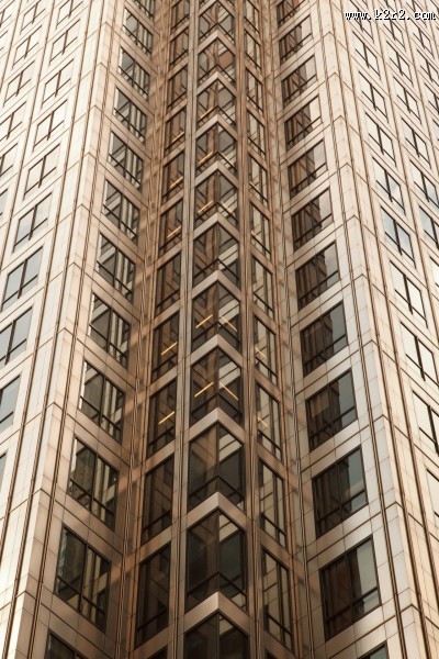 城市里高楼大厦的窗户图片