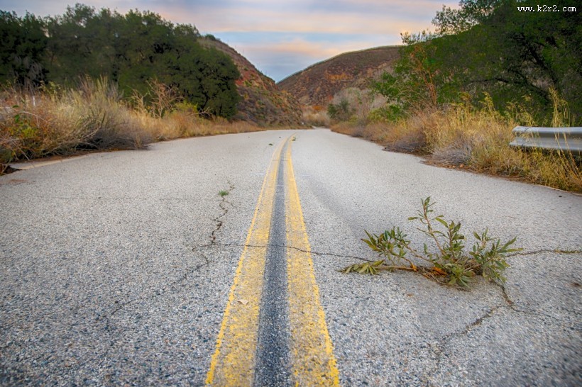 废弃曲折的柏油路图片