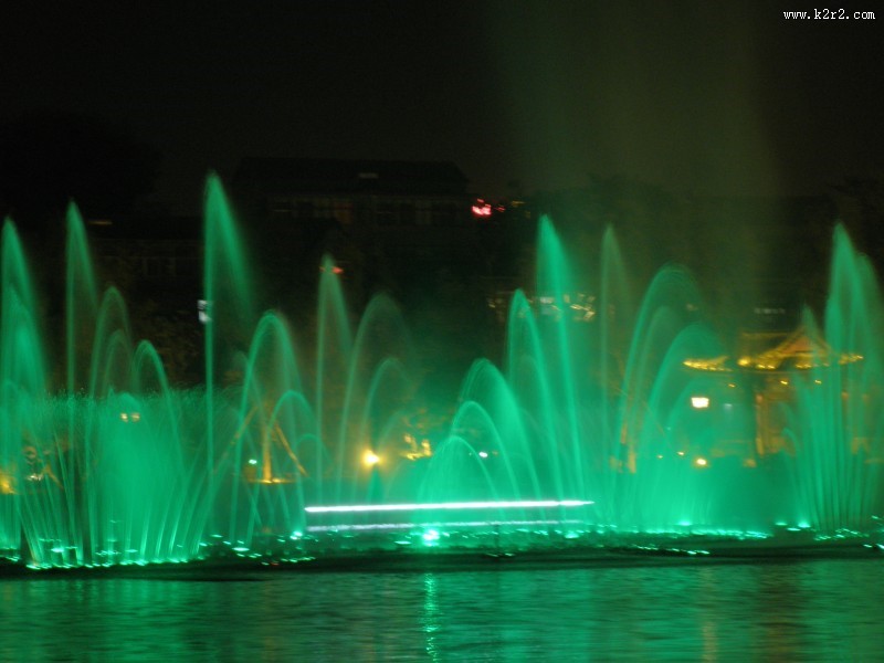 五光十色人工喷泉图片