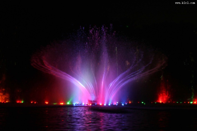 五光十色人工喷泉图片