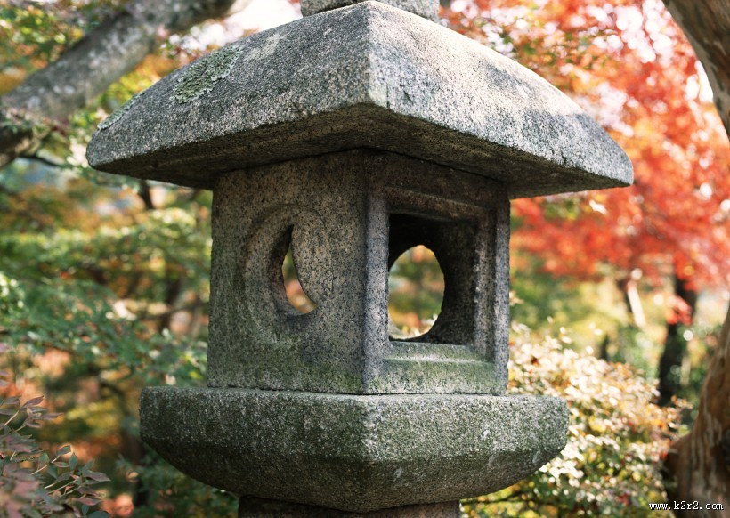 红色枫叶和日式庭院图片