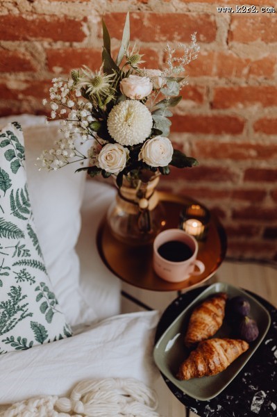 放着鲜花和早餐的房间图片