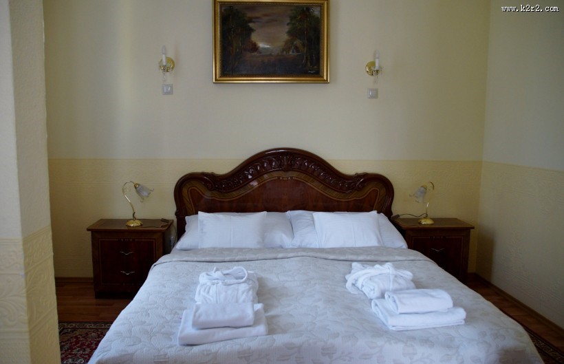 舒适整洁的双人床图片