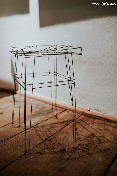 展会上风格各不相同的椅子图片