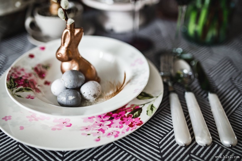 复活节装饰的餐桌图片