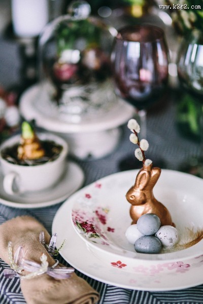 复活节装饰的餐桌图片