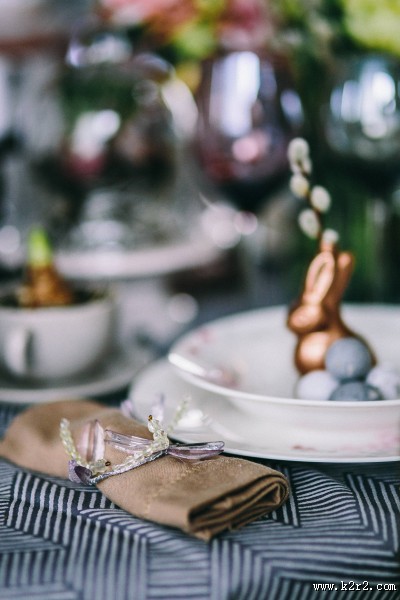 复活节装饰的餐桌图片