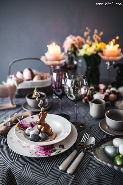 复活节装饰的餐桌图片