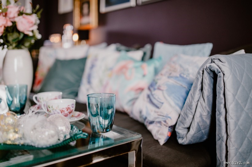 客厅里舒适的沙发图片