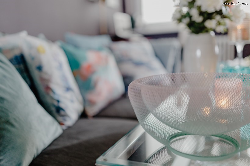 客厅里舒适的沙发图片