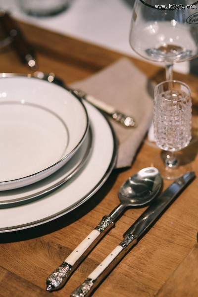 精致的餐桌装饰图片