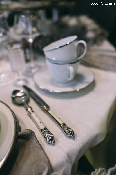 精致的餐桌装饰图片