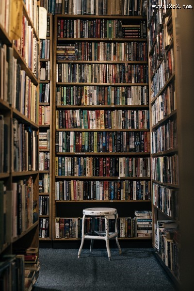 整齐的书架图片