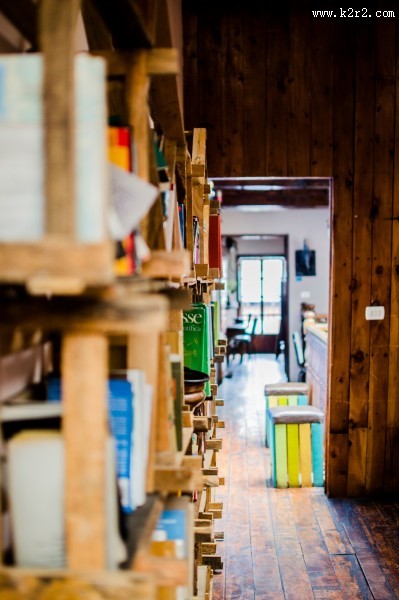 整齐的书架图片