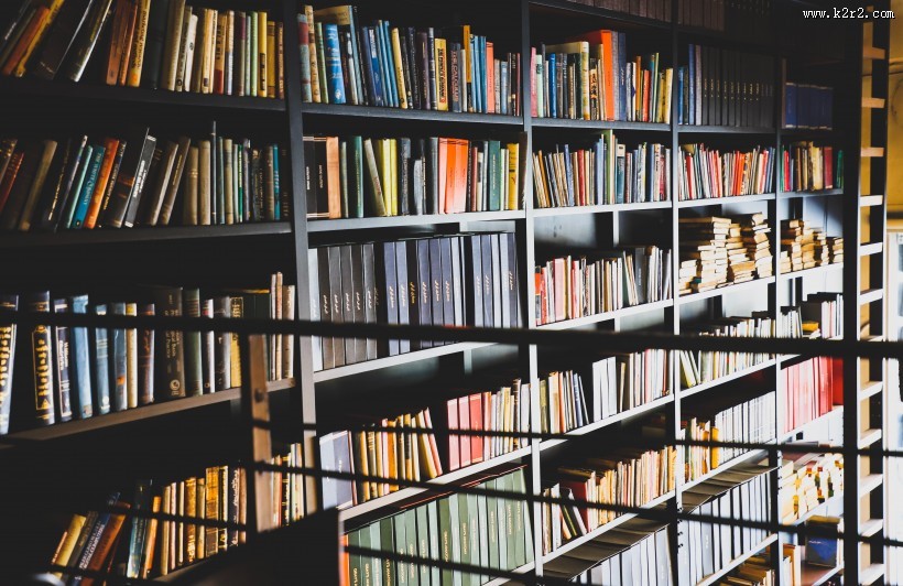 整齐的书架图片