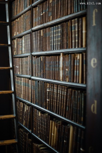 整齐的书架图片