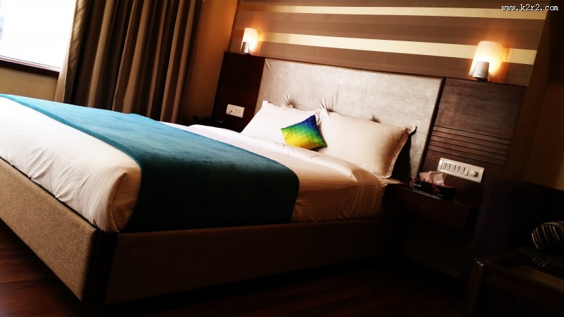 舒适柔软的双人床图片