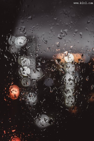 下着雨的窗外图片