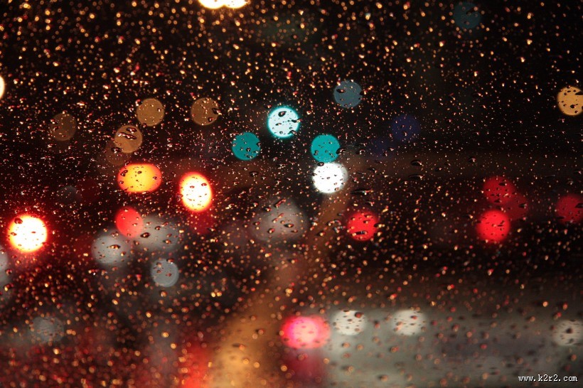 下着雨的窗外图片