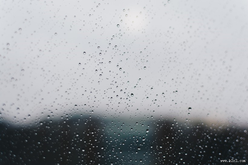 下着雨的窗外图片