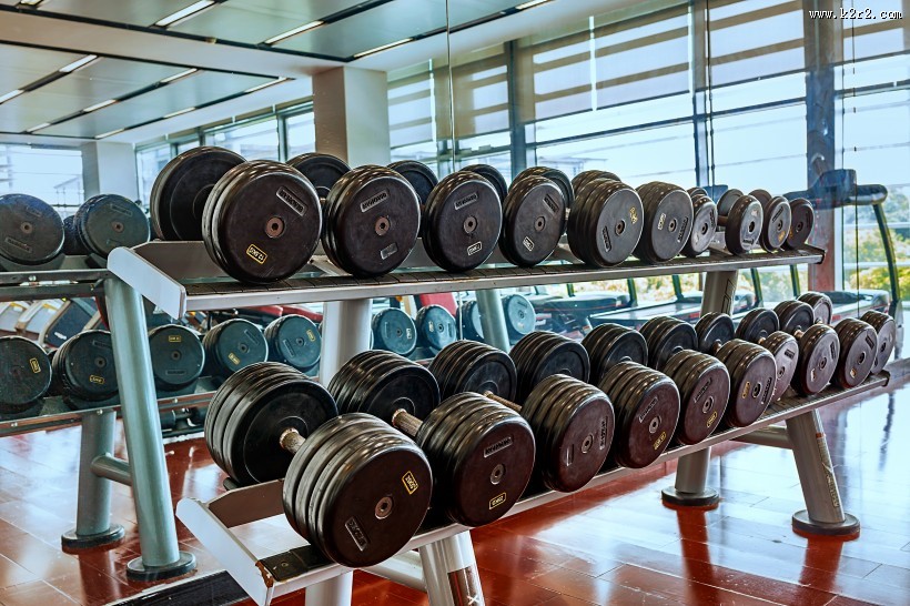 宽敞明亮的健身房图片