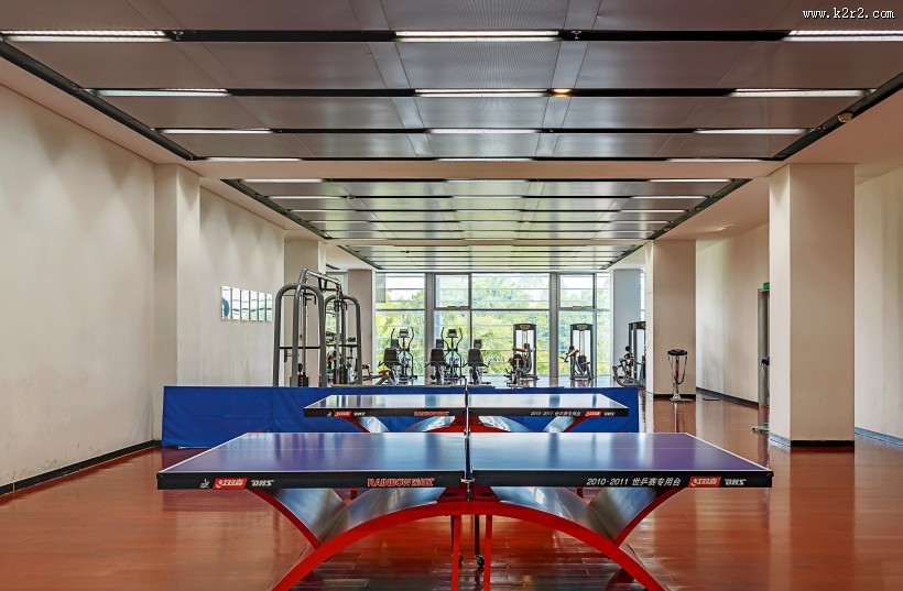 宽敞明亮的健身房图片