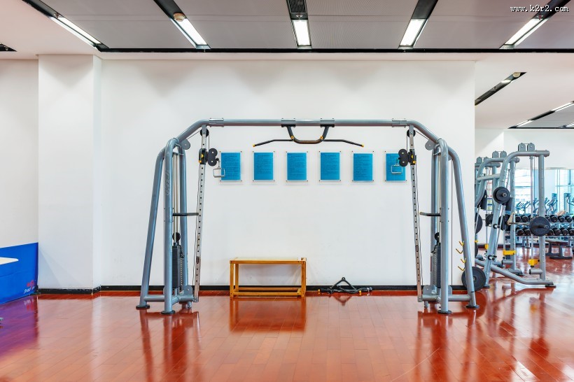 宽敞明亮的健身房图片